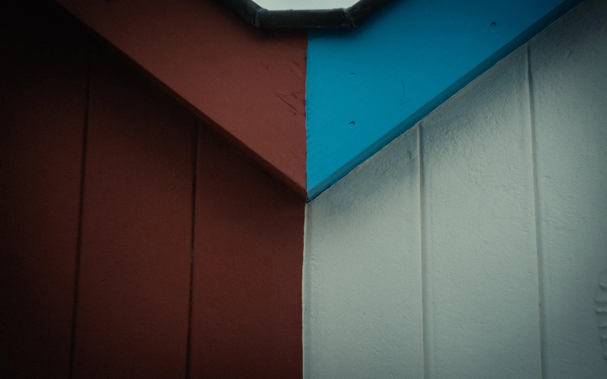 Lignes et couleurs de cabanes de plage, en détail graphique