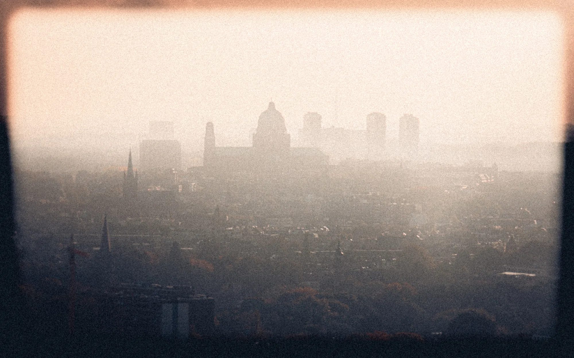 Une ville émerge de la brume, vue des hauteurs