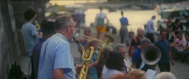 Un saxophoniste sur les quais