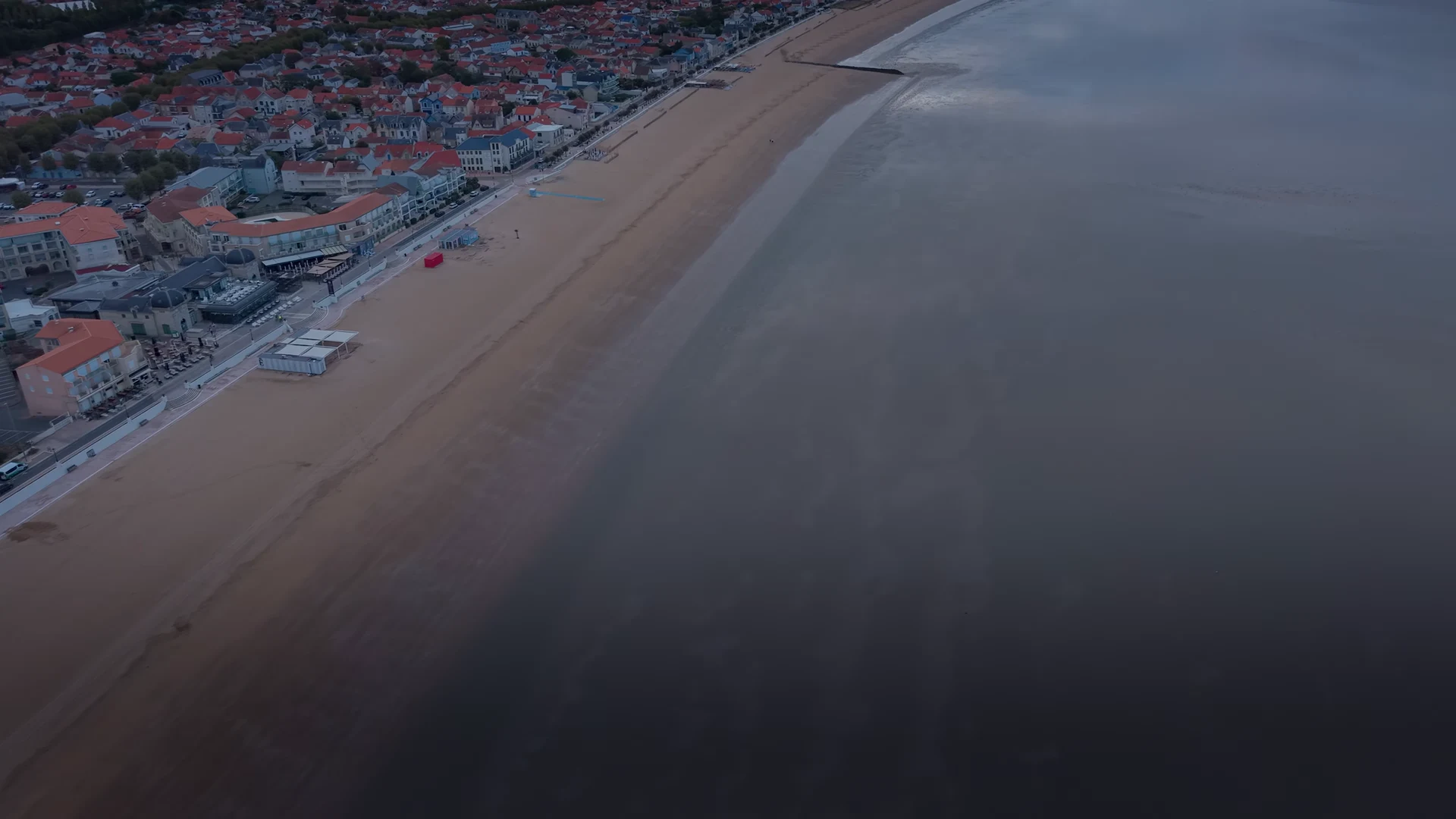 Châtelaillon-Plage au coucher du soleil, vu du drone