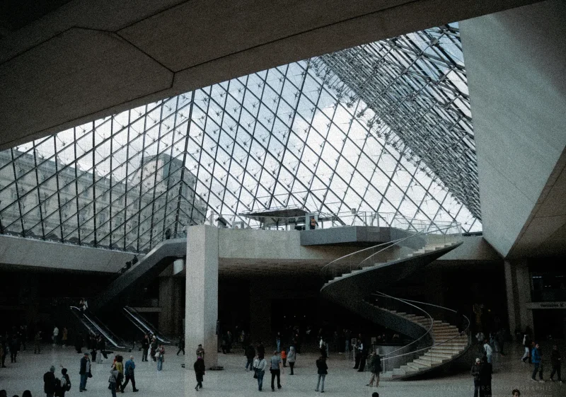 Sous la pyramide du Louvre, verrière et escalier en spirale