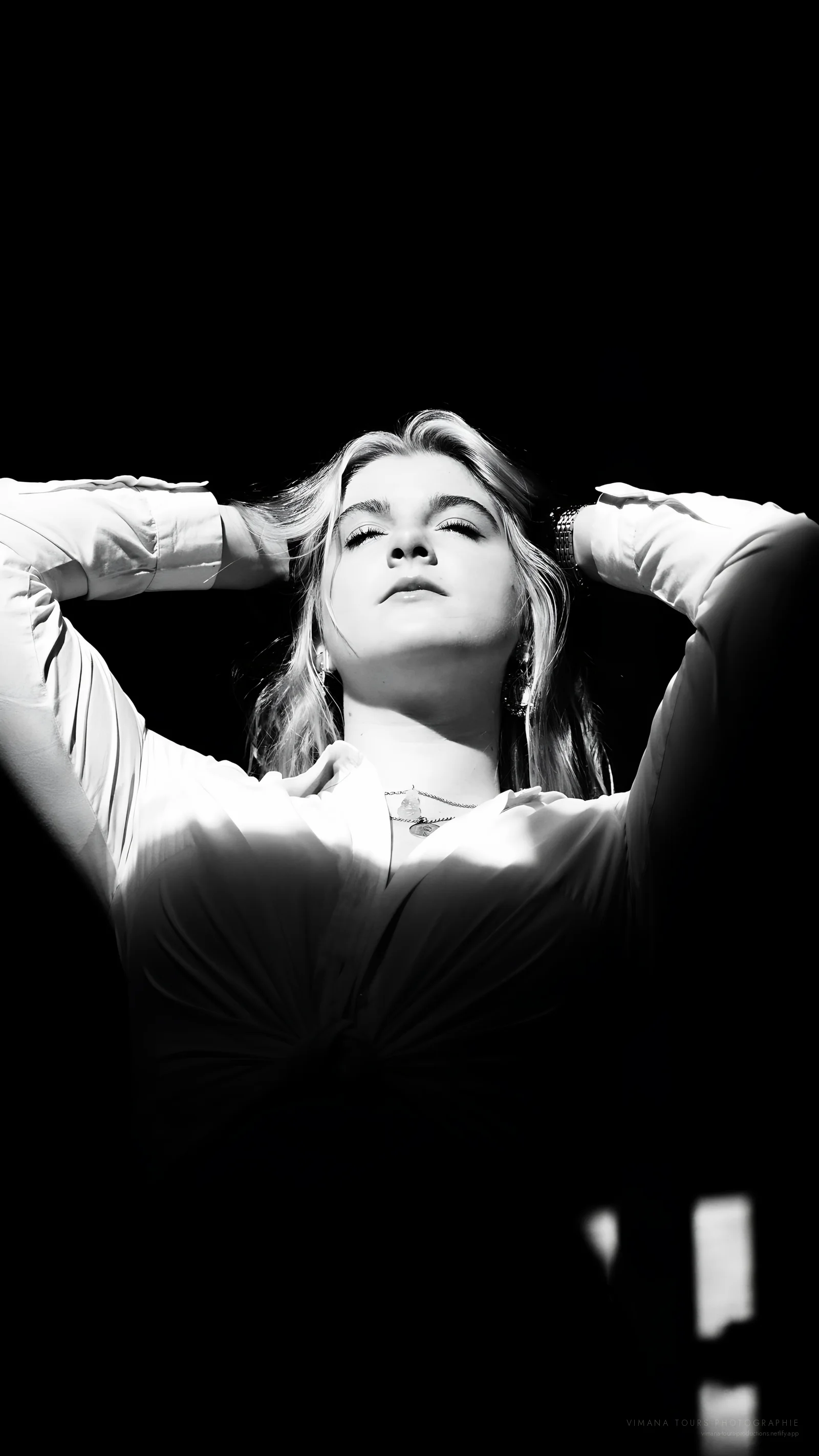 Portrait en lumière naturelle, photographie de Jean-Christian Lejay pour Vimana Tours Photographie