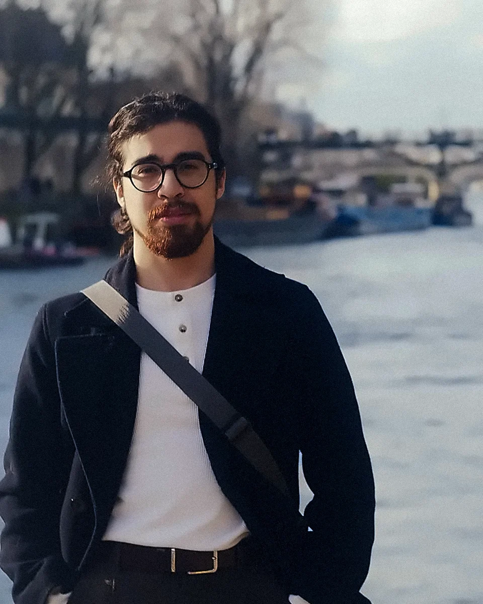 Portrait de Jean-Christian Lejay, réalisateur et monteur, fondateur de Vimana Tours Productions, sur un quai de Seine à Paris