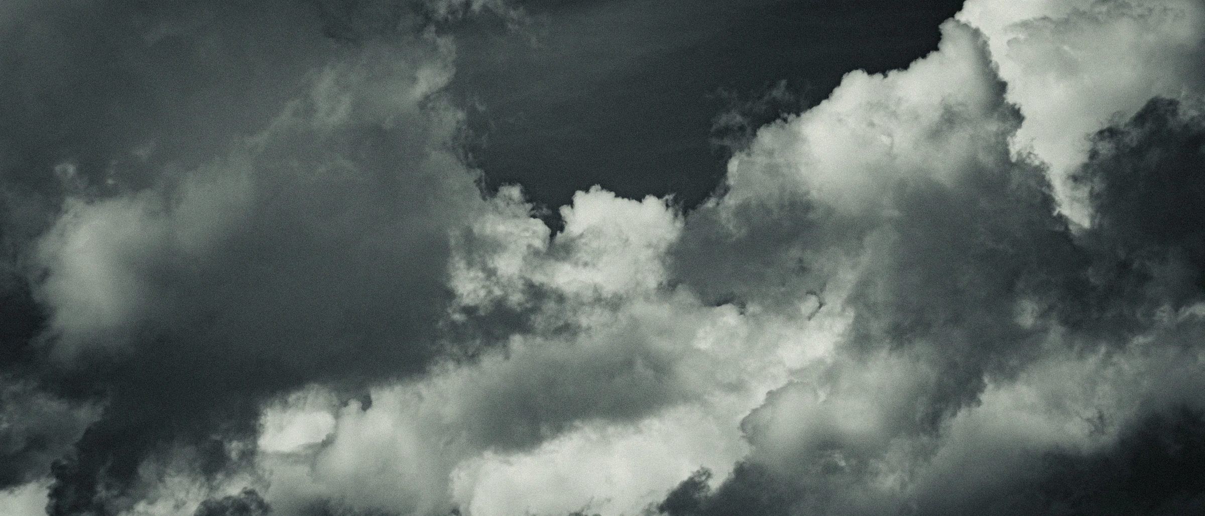 Ciel orageux, nuages volumineux en lumière rasante