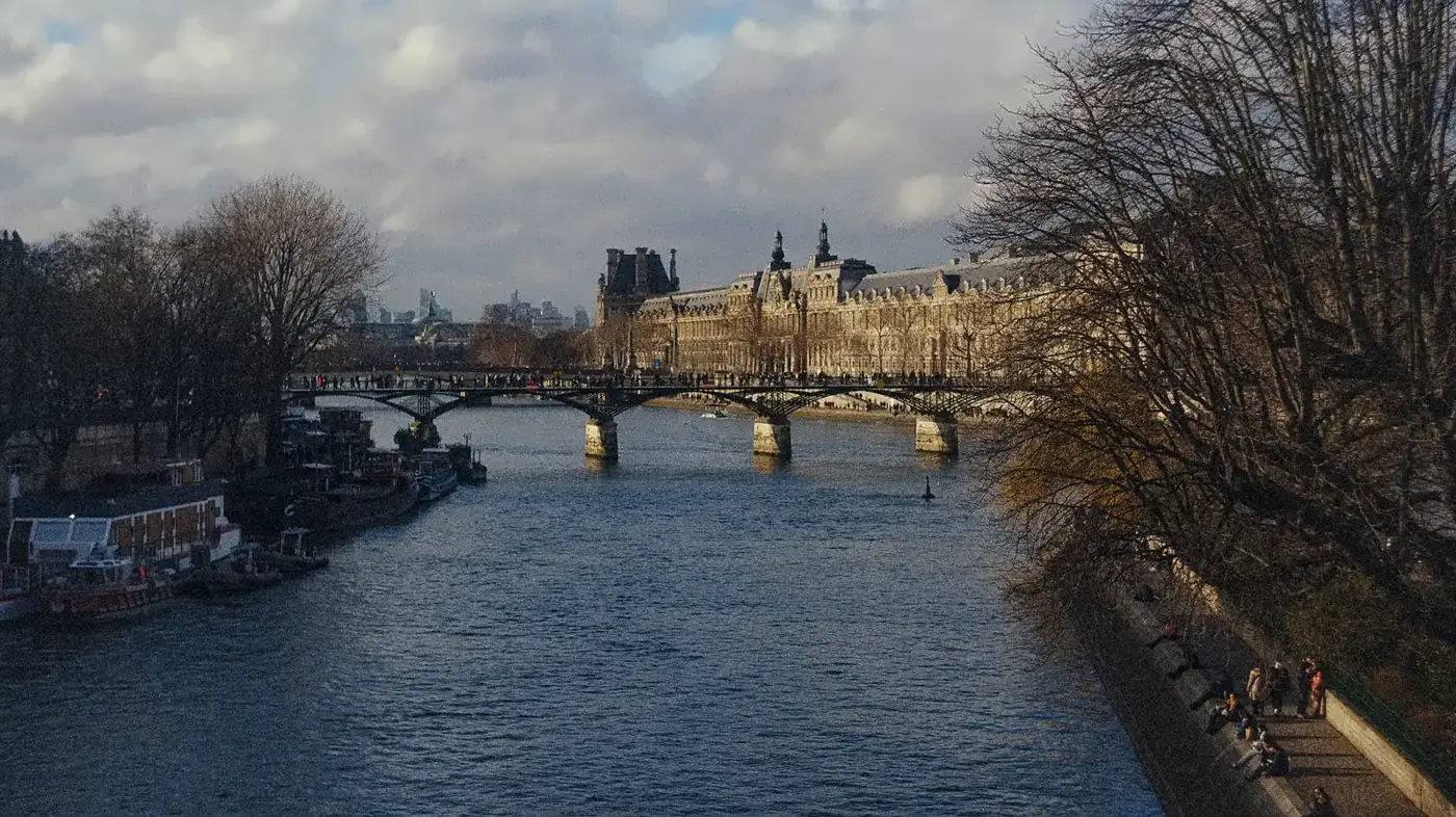 La Seine et le Louvre à Paris, photographiés par Jean-Christian Lejay
