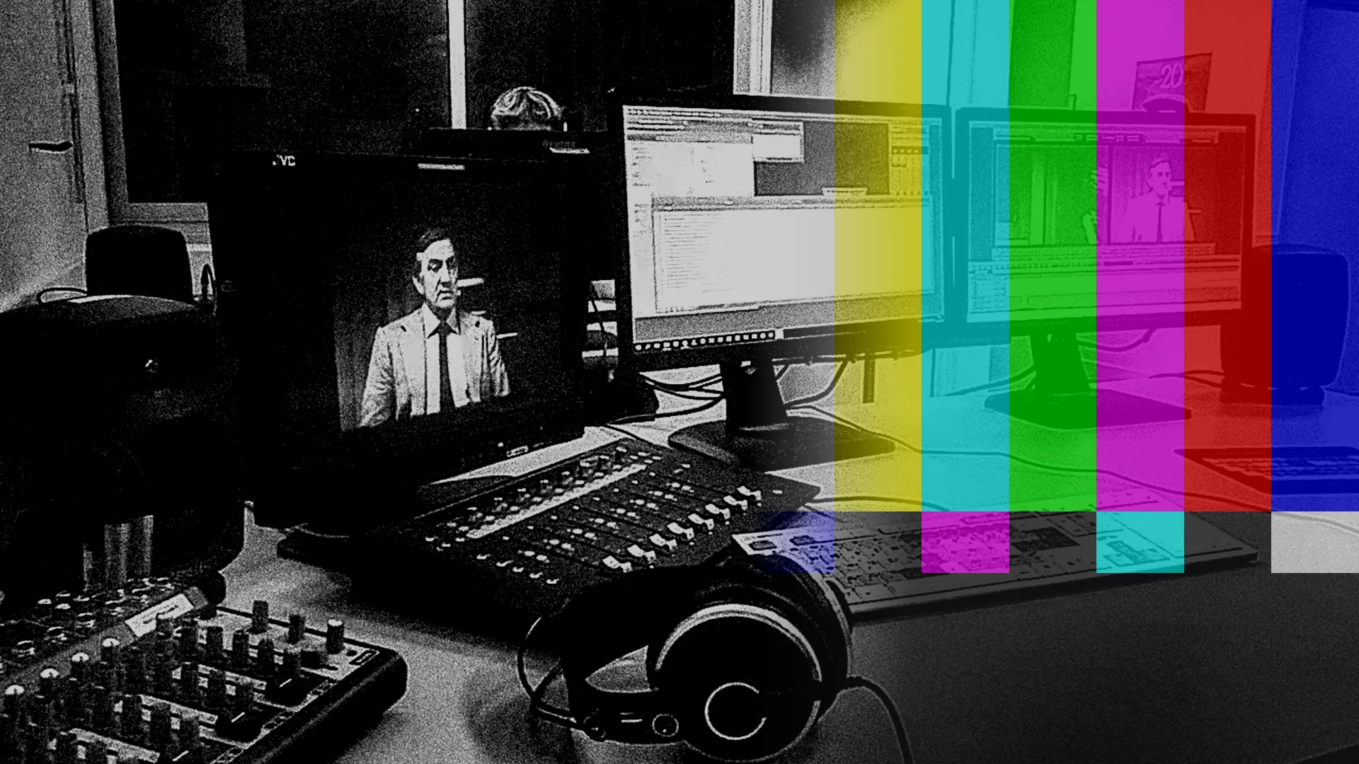 Salle de montage en noir et blanc, moniteurs, console de mixage et casque, traversée par une mire de barres couleur