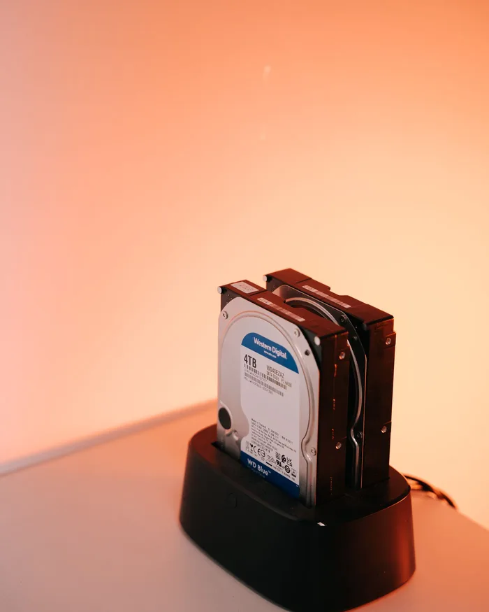 Disques durs sur une station d’accueil, pour la sauvegarde des rushes