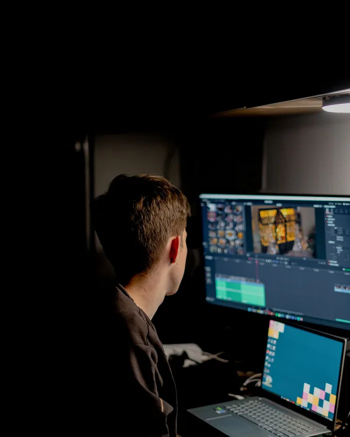 Poste de montage dans la pénombre, pendant un transcodage