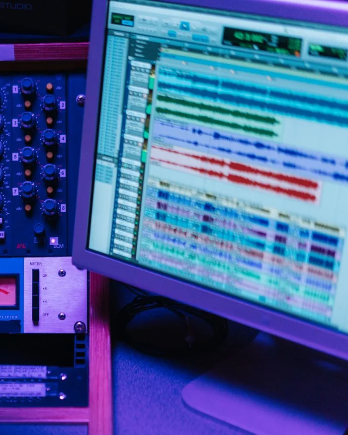 Pistes audio et périphériques de traitement en studio