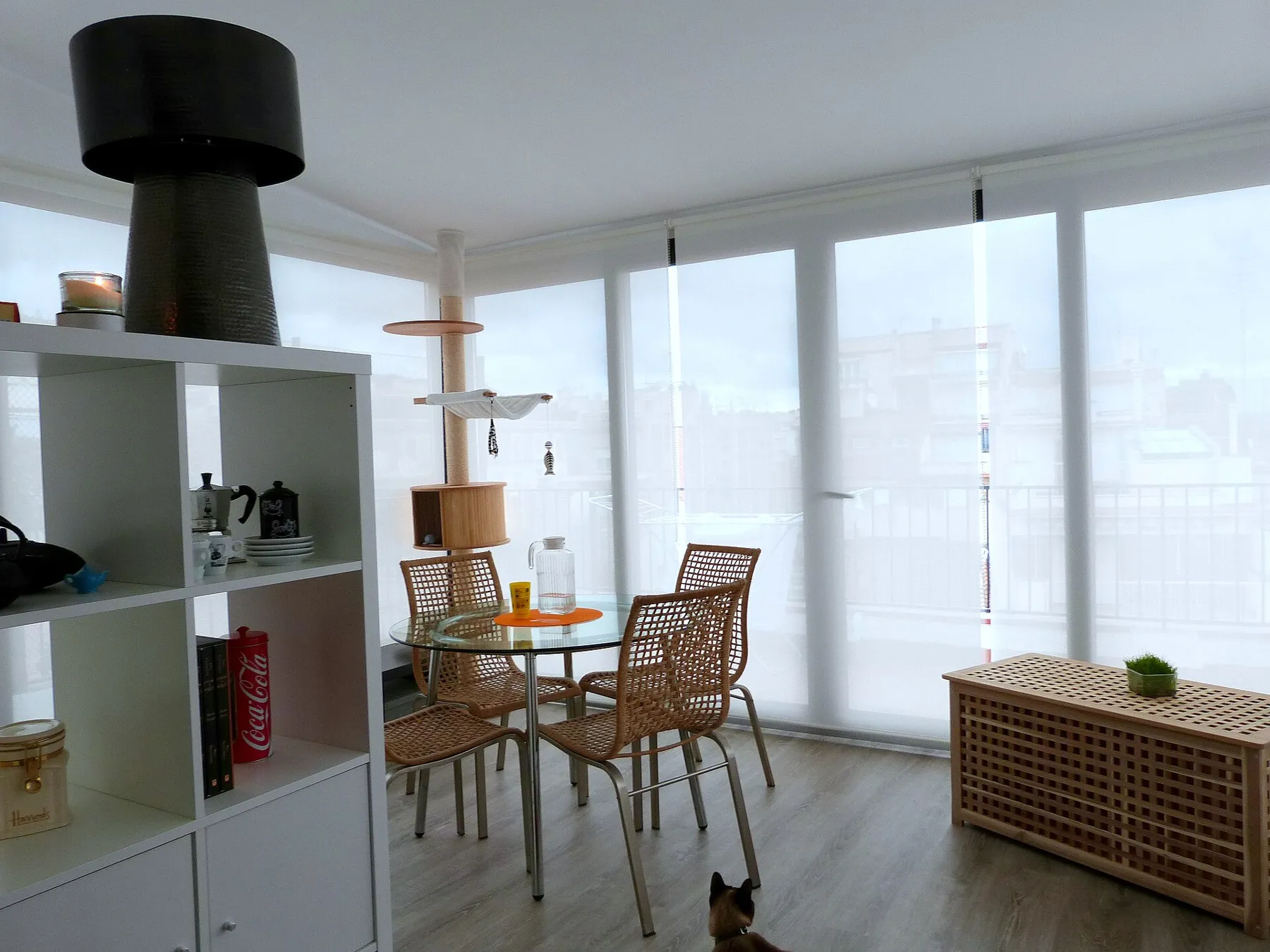 Séjour clair avec mobilier en bois et grandes fenêtres