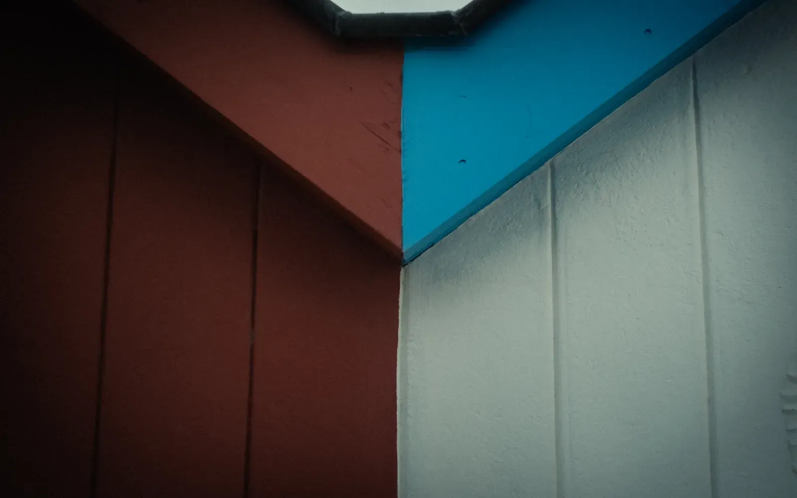Façades de cabanes colorées en bois, littoral charentais