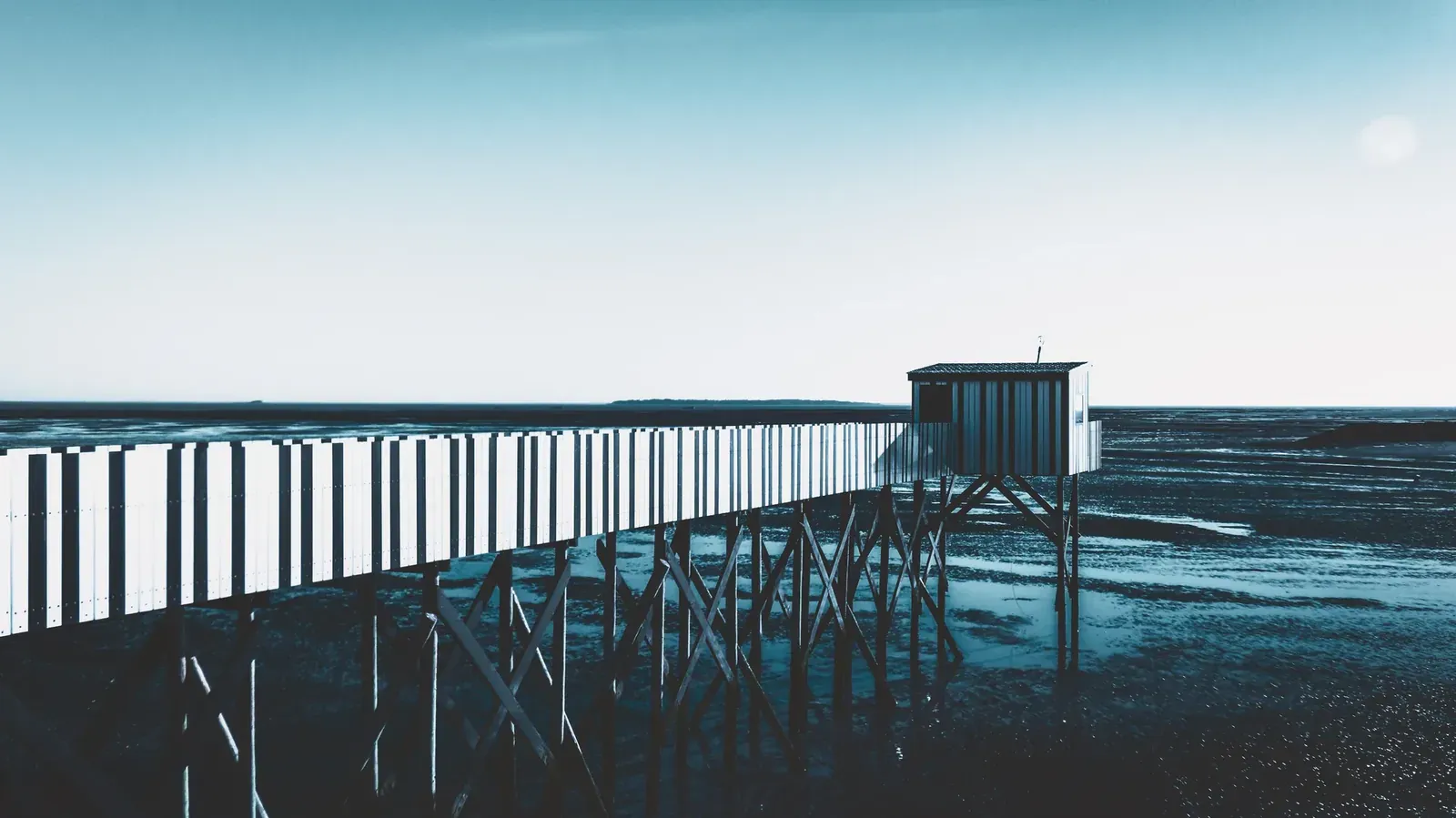 Ponton de carrelet s'avançant dans l'océan, Charente-Maritime