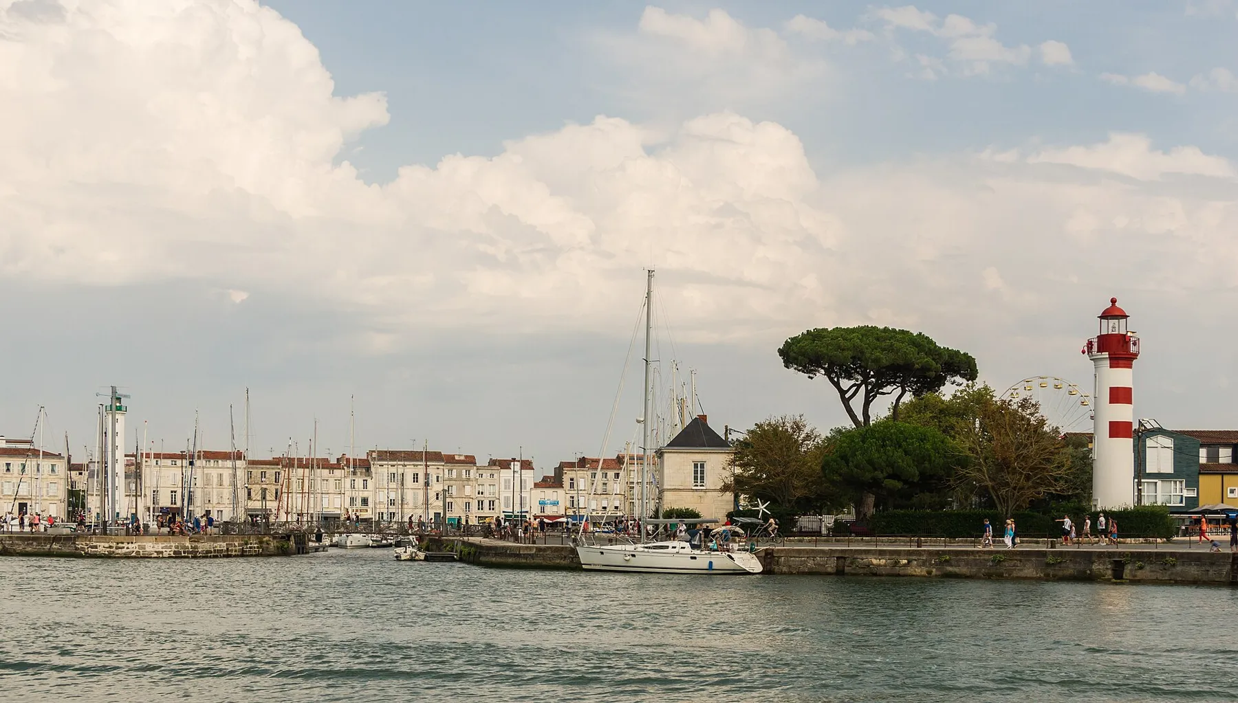 Phares à l'entrée d'un port de La Rochelle