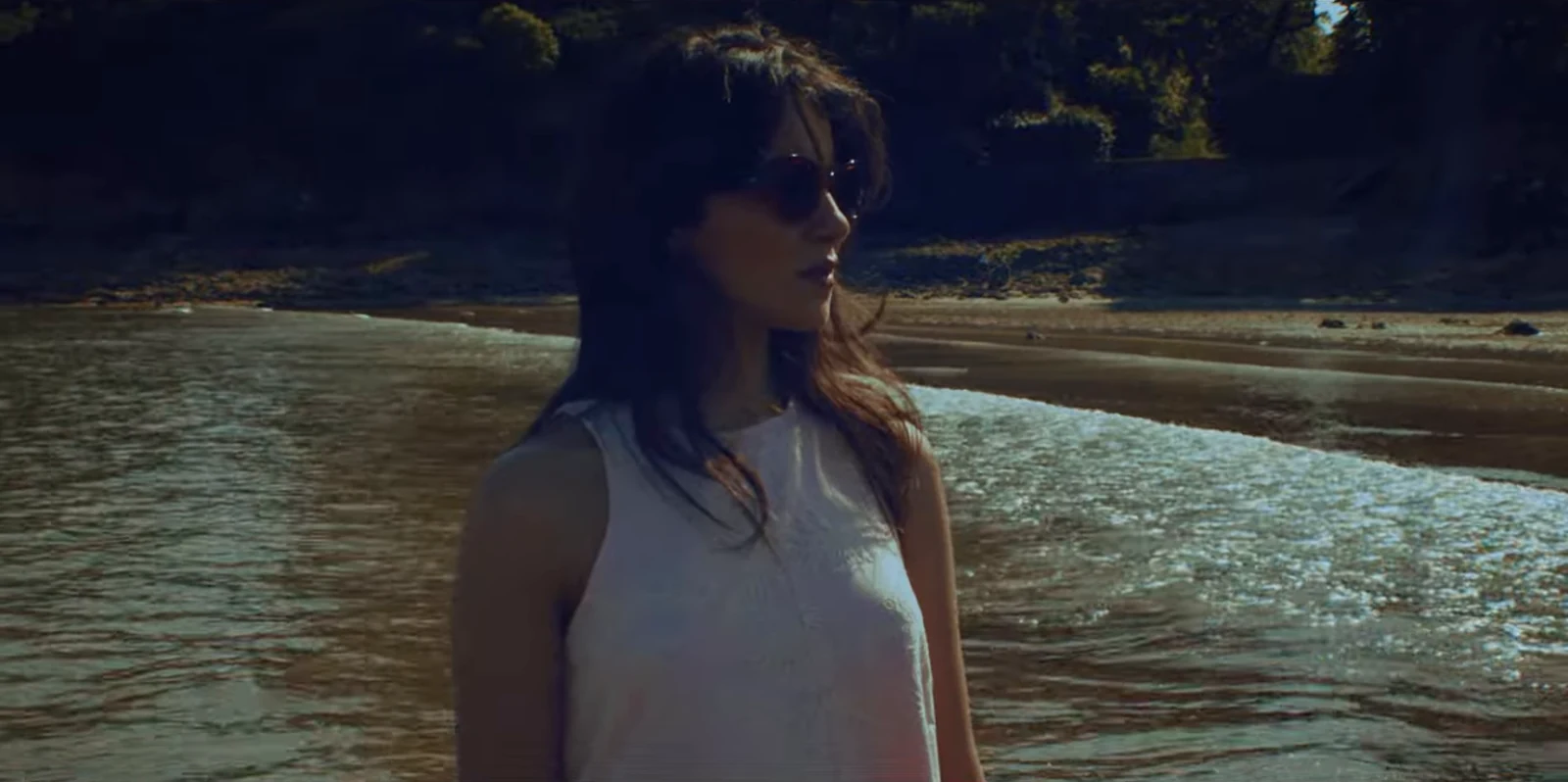 Une femme au bord de la mer, cheveux dans le vent