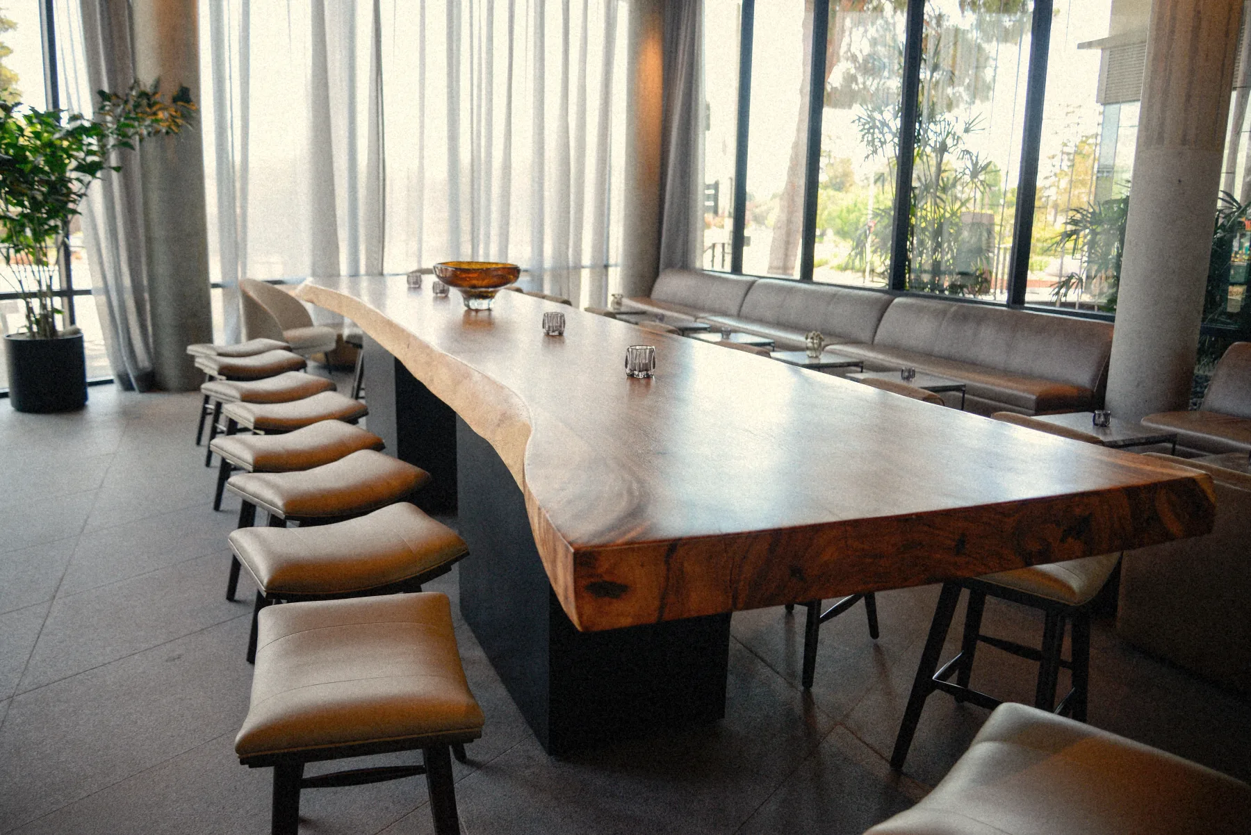 Longue table en bois massif face aux baies vitrées